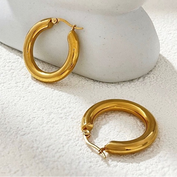 Medium Chunky Classic Hoop Earrings PVD 18K Gold Plated Stainless Steel - Picture 4 of 9